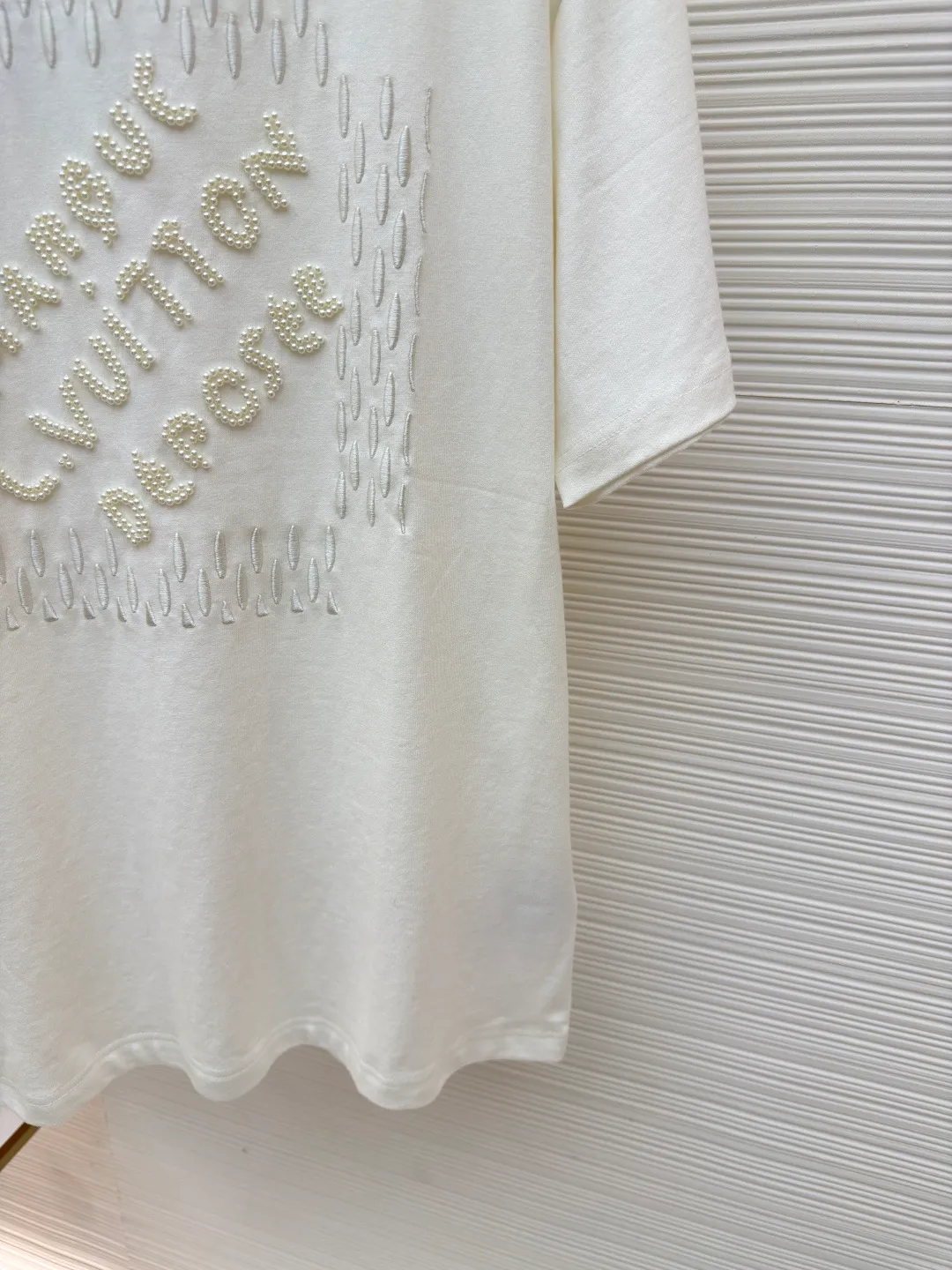 LOUIS VUITTON embroidered beaded letter T-shirt ●Authentic product: 13000 purchased and developed ●Item number: 1680221-A85 ●Fabric: combed cotton fabric ●Technology: embroidery production ●Version: fitted version ●Weight: about 420 grams ●Size: XS-S-M-L ●Description: The fabric is made of 26s double-ply combed cotton + long-staple cotton blended compact siro yarn. The rib is made of 26s+32s yarn 1*1 cylinder machine open width rib. The front panel is embroidered with Tajima embroidery machine imported from Japan. The thick plate rubber pad is polyester mercerized. Thread three-dimensional hemming embroidery, purchase Y version to manually point each bead, open a cardboard mold, and scan powder for precise positioning of a single piece. The beads are made of 4-mile round pearlescent white bubble beads, made by hand crochet technology, and all single beads are tied with hooks and threads to ensure that they are placed at the powder scan position. The overall wiring is straight and delicate, the fabric is comfortable and soft, and the color is consistent without color difference. It can be matched with the same style to create a fashionable look and control various occasions. Customized accessories, complete with three standards, same style for men and women!